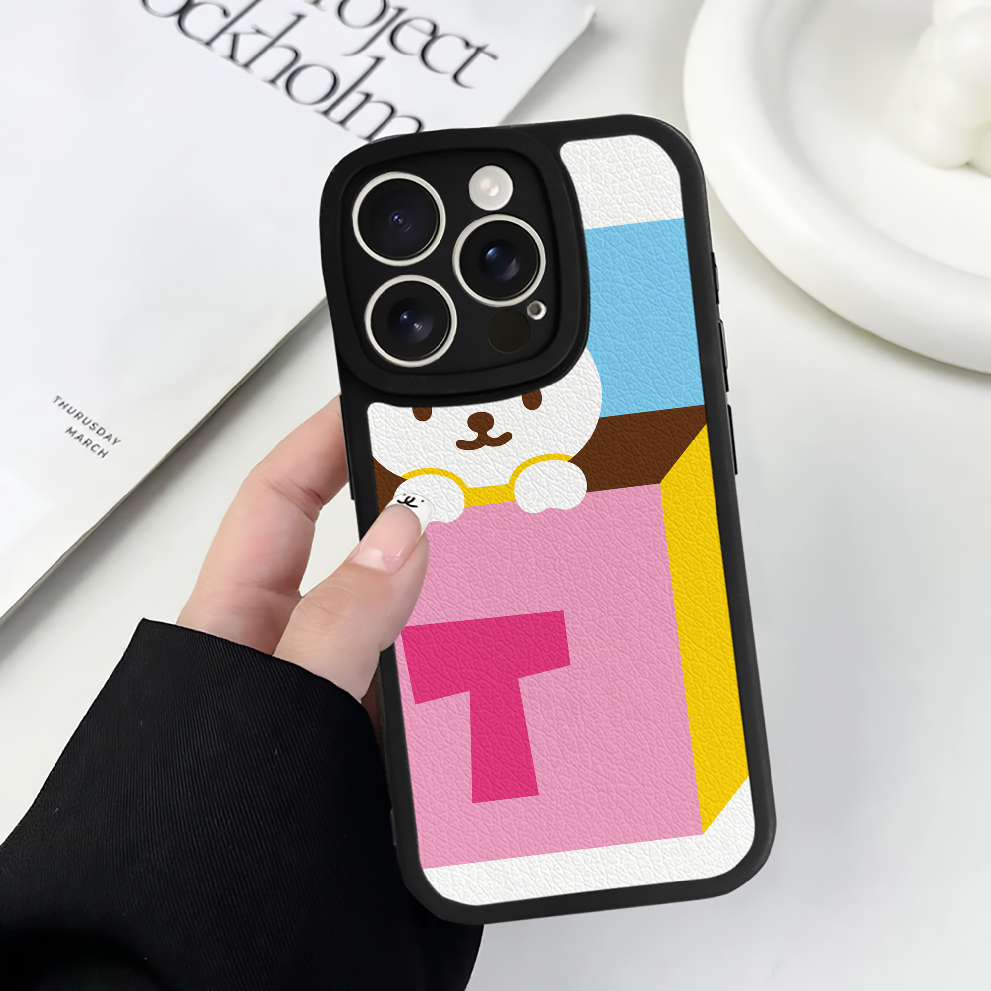 （画像用） Hello Kitty ハローキティ 【iPhone 16シリーズ対応】シリコンスマホケース（レザー調） 材質：シリコン